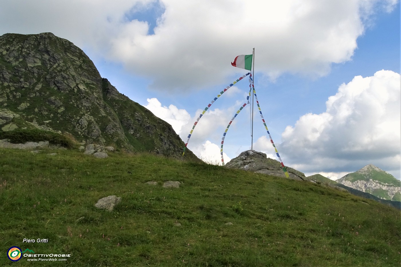 97 La bandiera sventola tra Monte Azzaredo in alto e Monte Cavallo lontano.JPG